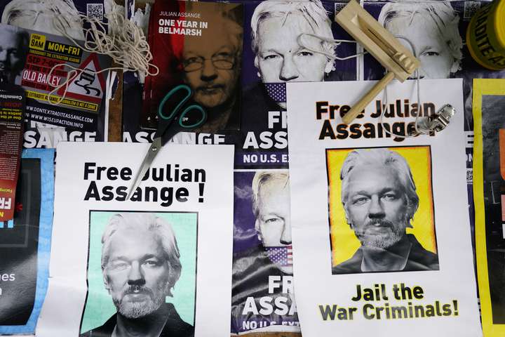 Dauði Navalní, mál Assange og útlendingamál í Pressu