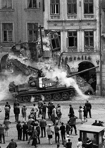 1968: Vor í Prag, innrás í ágúst