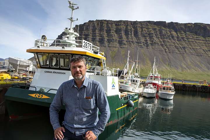 Slys hjá Arnarlaxi: Eldiskví með um 500 tonnum af laxi sökk í Tálknafirði