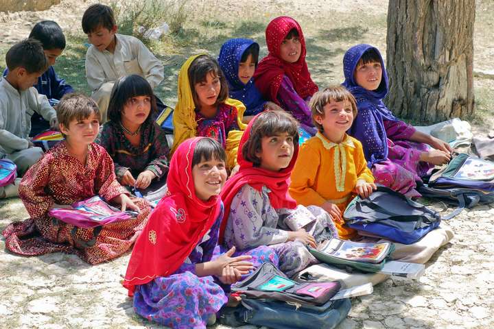Talibanar loka skólum fyrir afganskar stúlkur klukkutímum eftir að þeir opnuðu aftur
